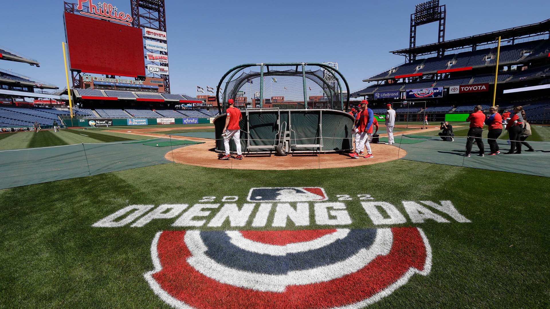 Kyle Schwarber 'floating' after 1st Phillies HR, curtain call 