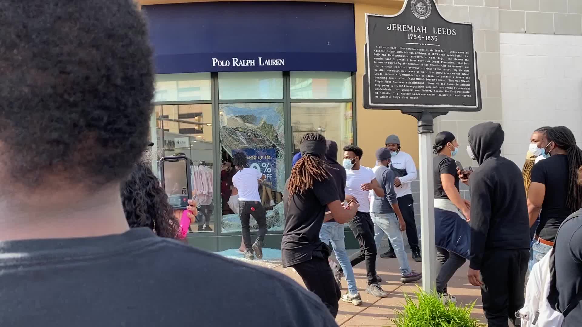 Looters break windows of Ralph Lauren store in Atlantic City