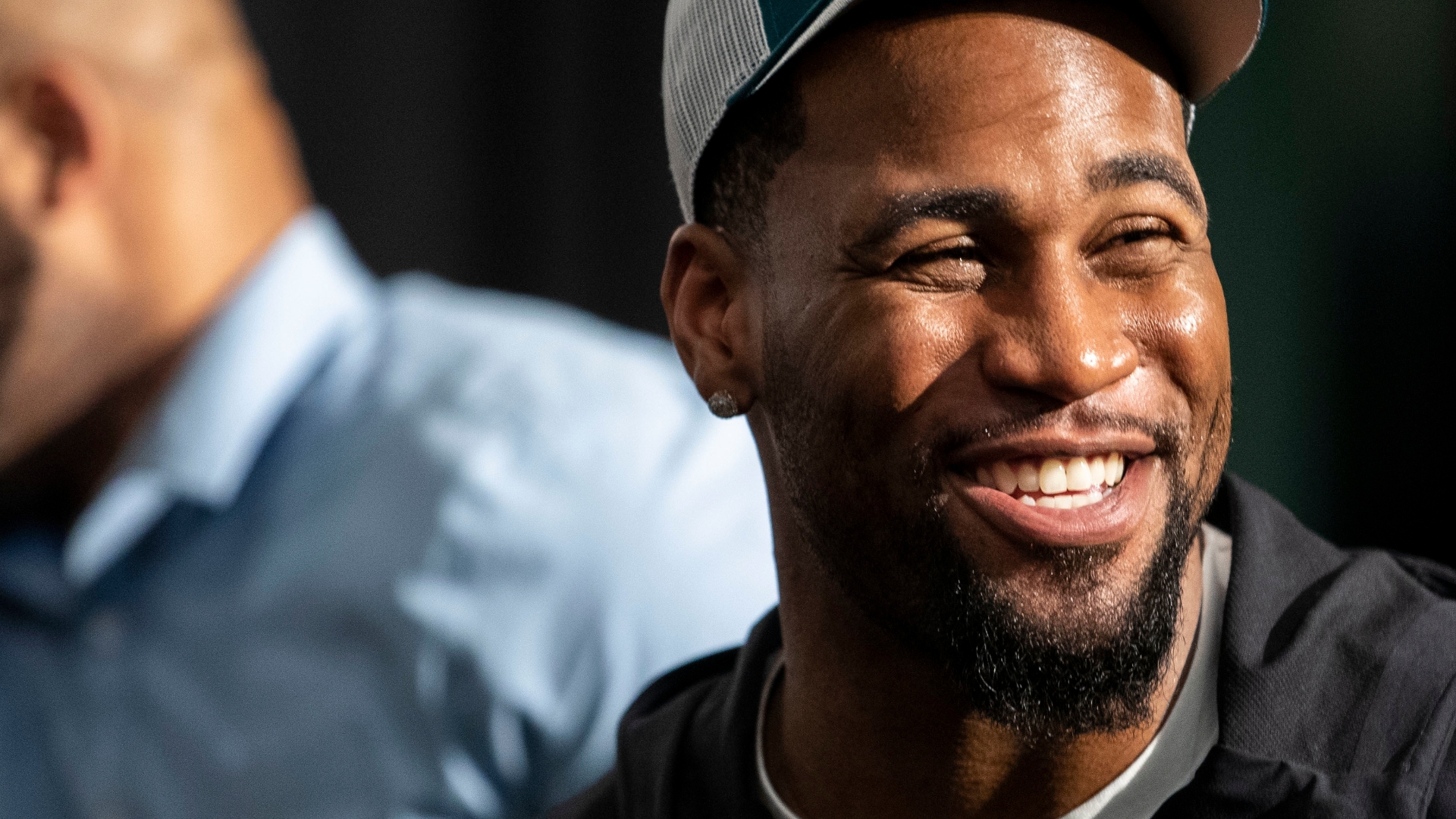 Haason Reddick is very happy to have the cast off his right thumb. He's  even signing autographs for Eagles fans today with it…